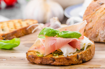 Crostini with ham and cheese