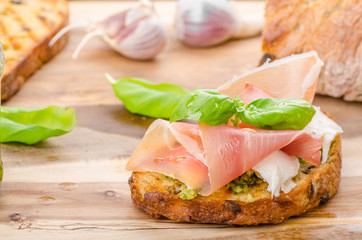 Crostini with ham and cheese