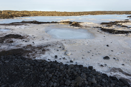Blause Wasser nahe der blauen Lagune, Island