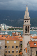 Obraz premium Citadel of the old fortress town of Budva in cloudy weather