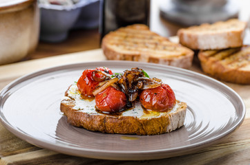 Crostini with roasted tomato