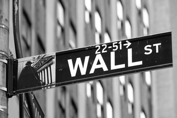 Naklejka premium Wall street sign in New York City