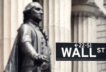 Wall street sign with the statue of George Washington and the Fe