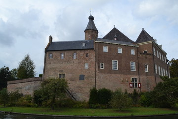 Ommuurd middeleeuws kasteel Huis Bergh met gracht in 's Heerenberg