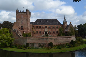 Fototapeta na wymiar Ommuurd middeleeuws kasteel Huis Bergh met gracht in 's Heerenberg