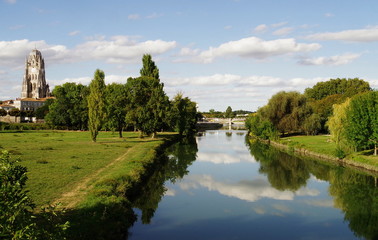Fototapeta na wymiar Canal anti-crues,destiné à soulager le débit de la Charente lors de la montée des eaux.