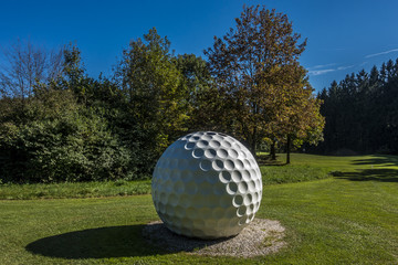 Überdimensionaler Golfball als Toilette  auf einem Golfplatz