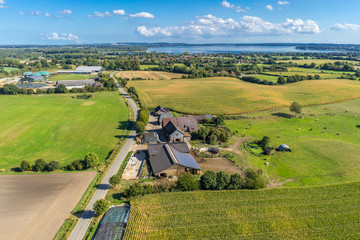 Luftbild von einem Bauernhof mit Solaranlage