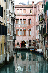 Fototapeta na wymiar narrow canal in Venice with water reflections 