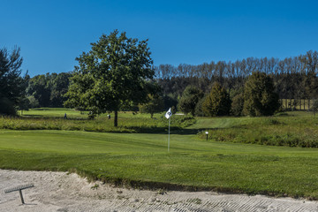 Fototapeta premium Nah am Loch, aber im Sandbunker auf dem Golfplatz