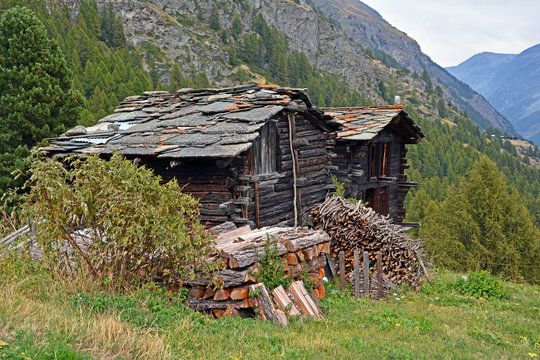Typische Walliser Blockh&uuml;tten