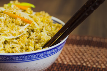 Reis mit Gemüse und Hähnchen von nahen