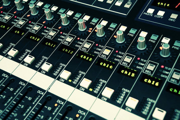 Sound mixing console