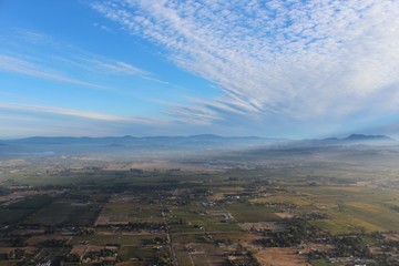 Obraz premium Sonoma and Napa Valley at sunrise from a hot air balloon