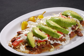 Huarache Azteca con aguacate crema agria y tomate