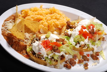 Dos Sopes de carne con arroz y frijoles