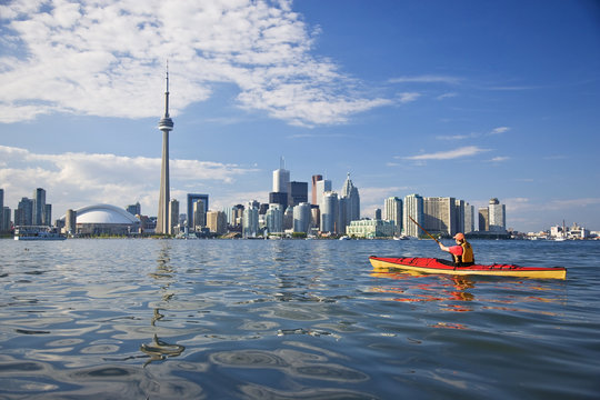 Sea-kayaking around Center Island in the Toronto Harbour, Lake Ontario, Toronto, Ontario, Canada.
