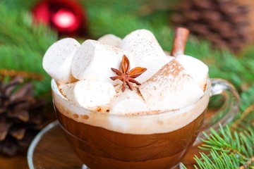 Obraz na płótnie Canvas cup of hot cocoa with marshmallows on a Christmas background