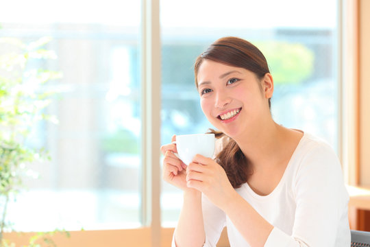 コーヒーを飲む若い女性