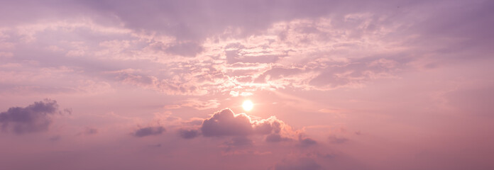 Naklejka premium Panoramy nieba zmierzchu tło z kolorami różany kwarc i spokój
