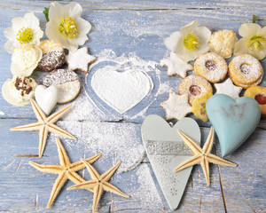 Frohe Weihnachten, Vorweihnachtliche Zeit, Plätzchen und Dekoration auf blauem, altem Holz :)