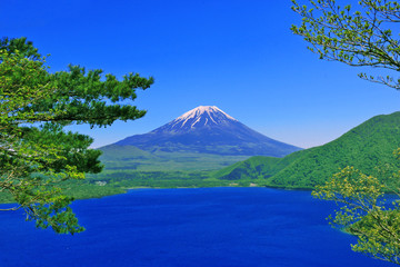 本栖湖から富士山(山梨県)