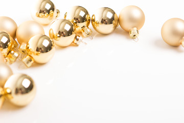 Goldene Weihnachtskugeln