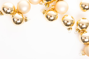 Goldene Weihnachtskugeln