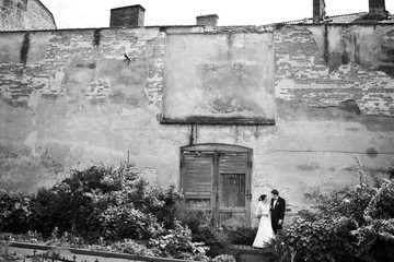 Blacu and white picture of wedding couple admiring each other be