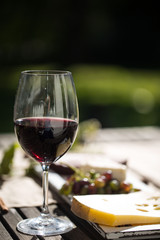Glas Rotwein mit Käse