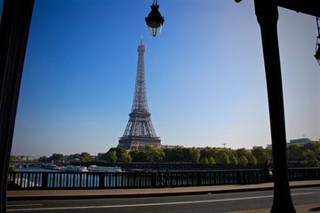 Fototapeta na wymiar Tour Eiffel sous le pont de Bir-Hakeim
