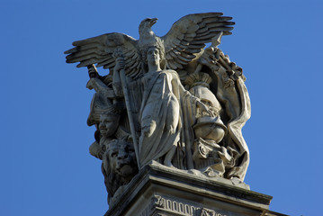 Obraz premium Statues des toits du Louvre à Paris, France