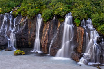 Fototapeta na wymiar Wasserfall Hraunfossar in Island