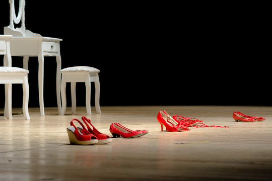 Scarpe rosse su un palco, simbolo della violenza sulle donne