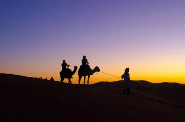 Fototapeten Sonnenuntergang mit Wohnwagen in der Wüste Sahara © CCat82