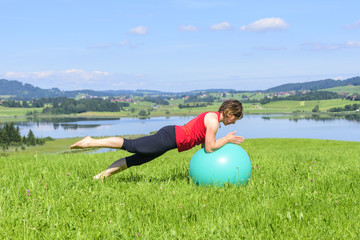 Pilates-Übungen mit Blick auf den Hopfensee