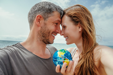 reiseziel paar mit globus © detailblick-foto