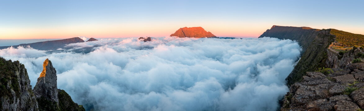 Panoramique du Ma&iuml;do , Ile de la R&eacute;union . 