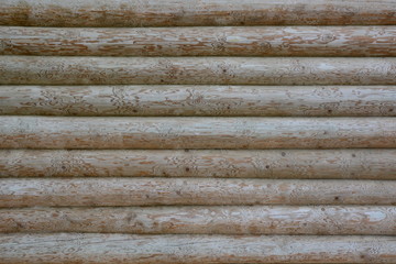 Стена, сложенная из деревянных бревен.