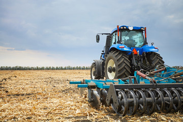 Obraz premium Tractor working in the field in autumn