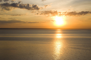 Naklejka premium The setting sun in the Volga River