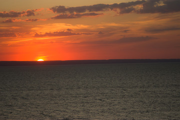 Obraz premium The setting sun in the Volga River