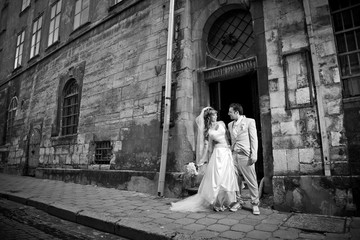 Black and white photo of stylish wedding couple posing before th