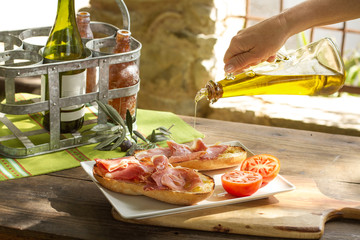 Toast mit Serrano-Schinken und Olivenöl