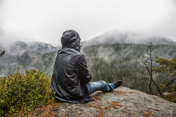 Person auf den Berg bei Regen und Nebel