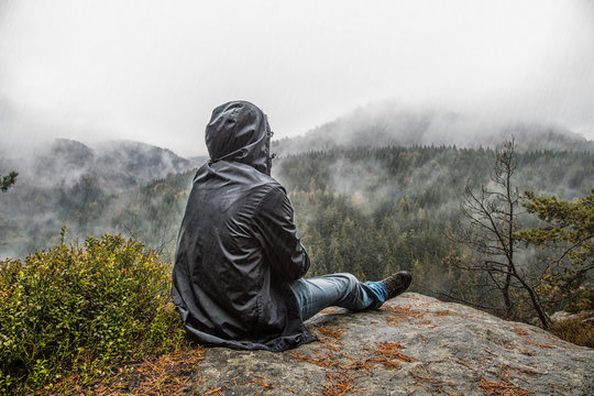 Fototapeta Person auf den Berg bei Regen und Nebel