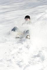 Mann fährt Schlitten im tiefen Schnee, Konzept Spaß beim Schli