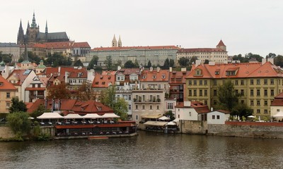 Prager Burgpanorama / Blick über die Moldau zur Prager Kleinseite und dem darüber liegenden Burgbezirk Hradschin