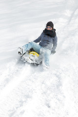 Fototapeta na wymiar Junge Frau beim Schlittenfahren im tiefen Schnee