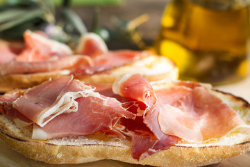 Tostada de jamón serrano con aceite de oliva. Vista de frente y de cerca
